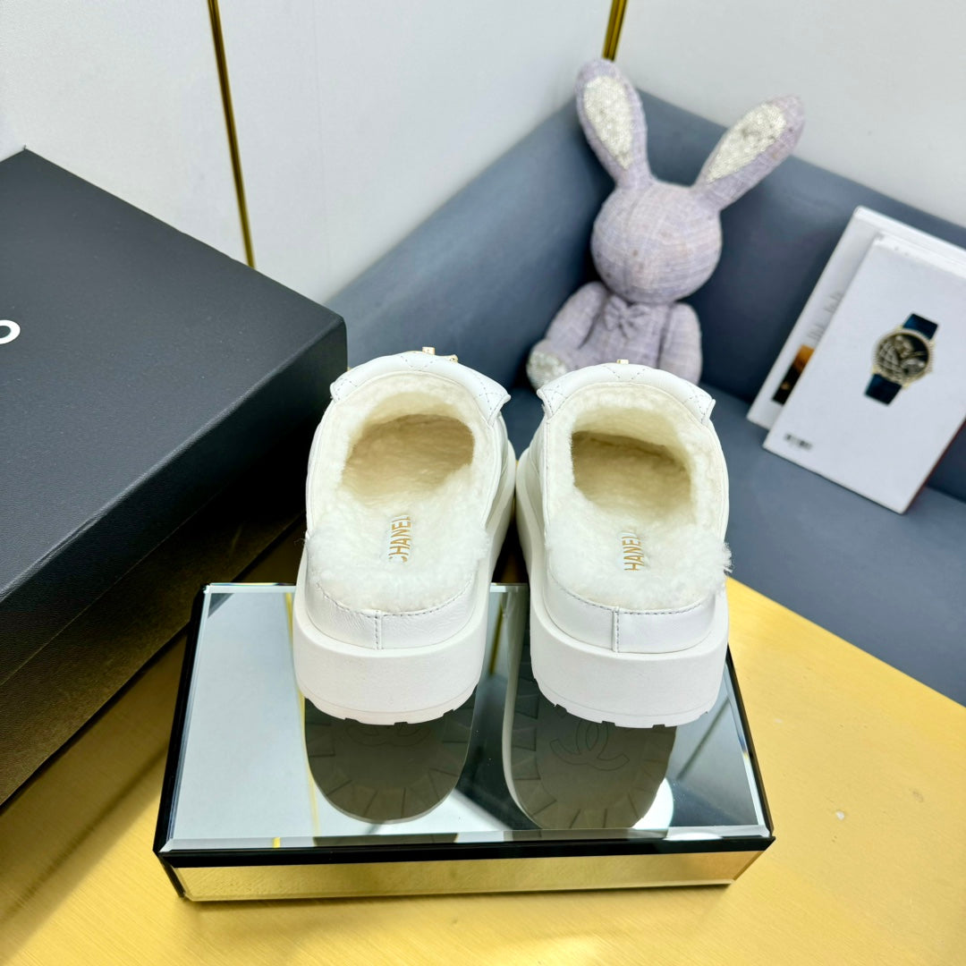 CHANEL THICK-SOLED SLIDE IN WHITE LAMBSKIN AND WOOL LINING