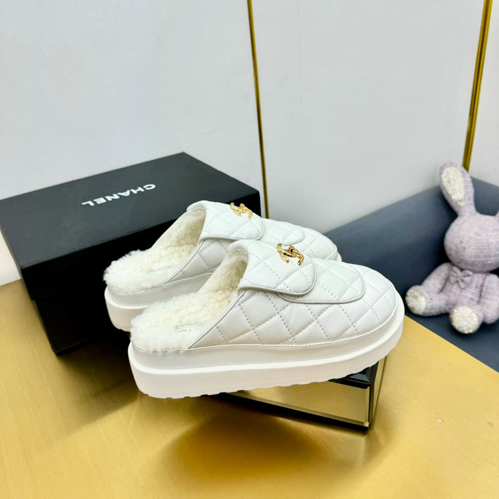 CHANEL THICK-SOLED SLIDE IN WHITE LAMBSKIN AND WOOL LINING
