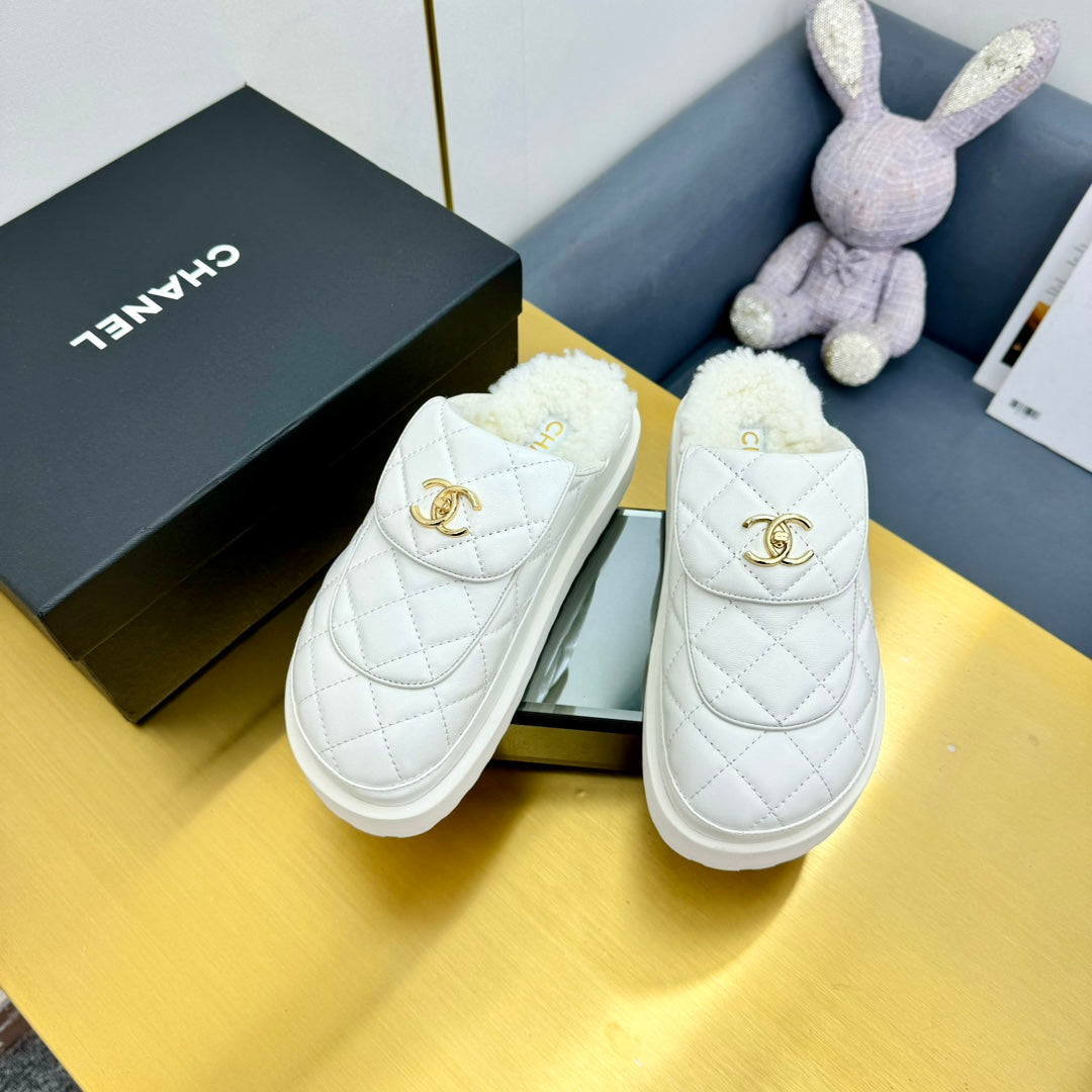 CHANEL THICK-SOLED SLIDE IN WHITE LAMBSKIN AND WOOL LINING