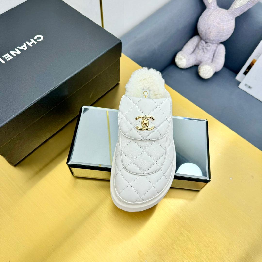 CHANEL THICK-SOLED SLIDE IN WHITE LAMBSKIN AND WOOL LINING