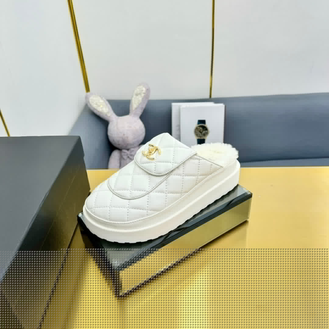 CHANEL THICK-SOLED SLIDE IN WHITE LAMBSKIN AND WOOL LINING