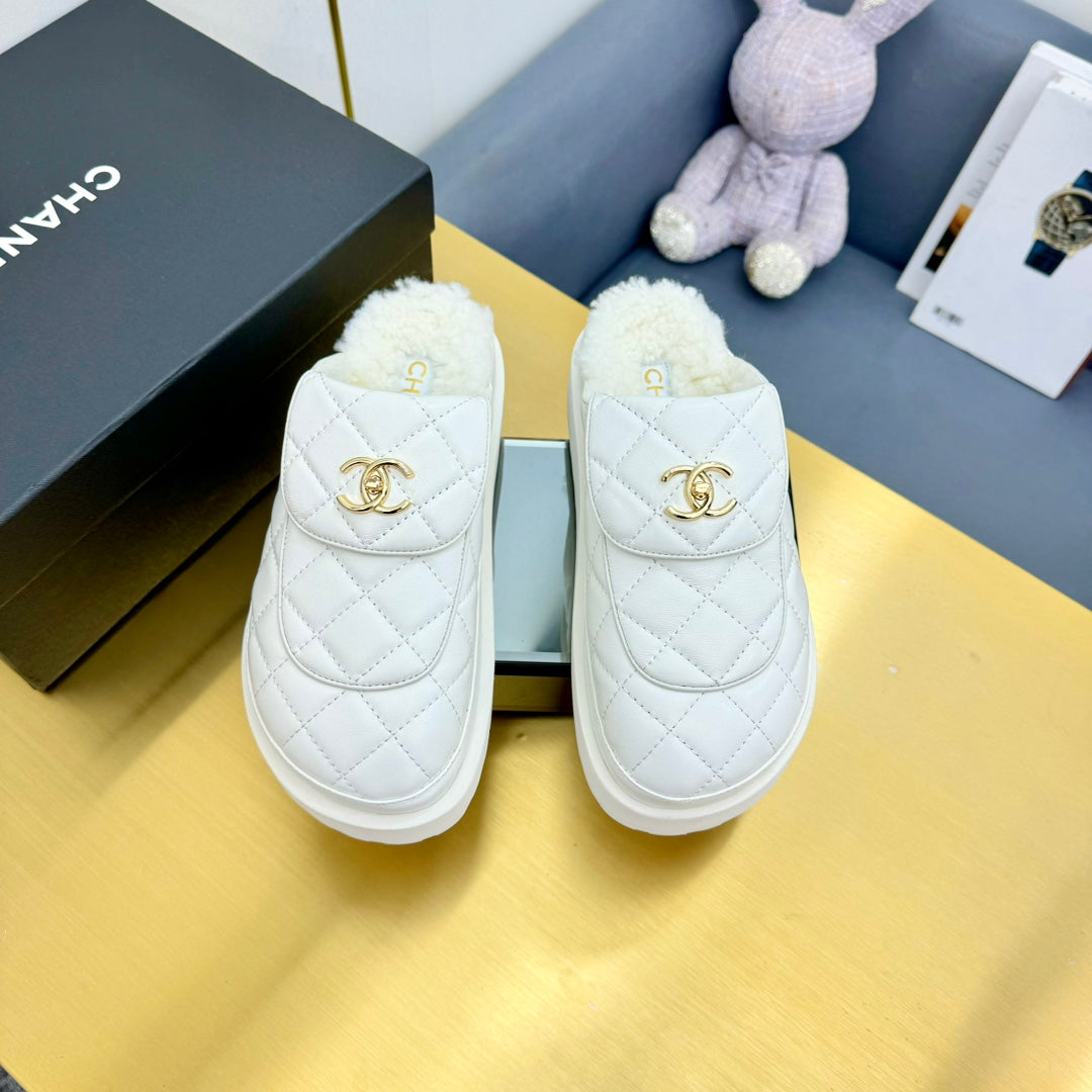 CHANEL THICK-SOLED SLIDE IN WHITE LAMBSKIN AND WOOL LINING