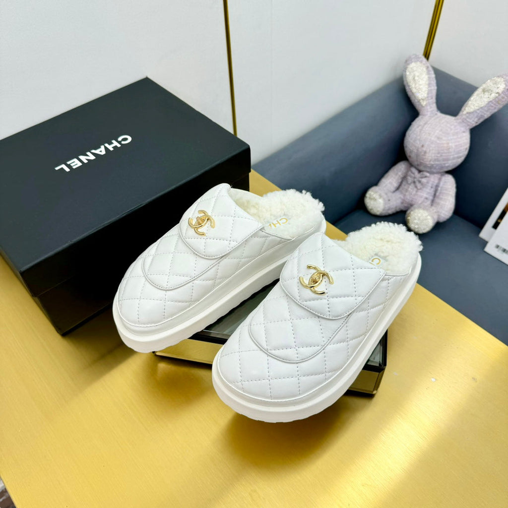 CHANEL THICK-SOLED SLIDE IN WHITE LAMBSKIN AND WOOL LINING