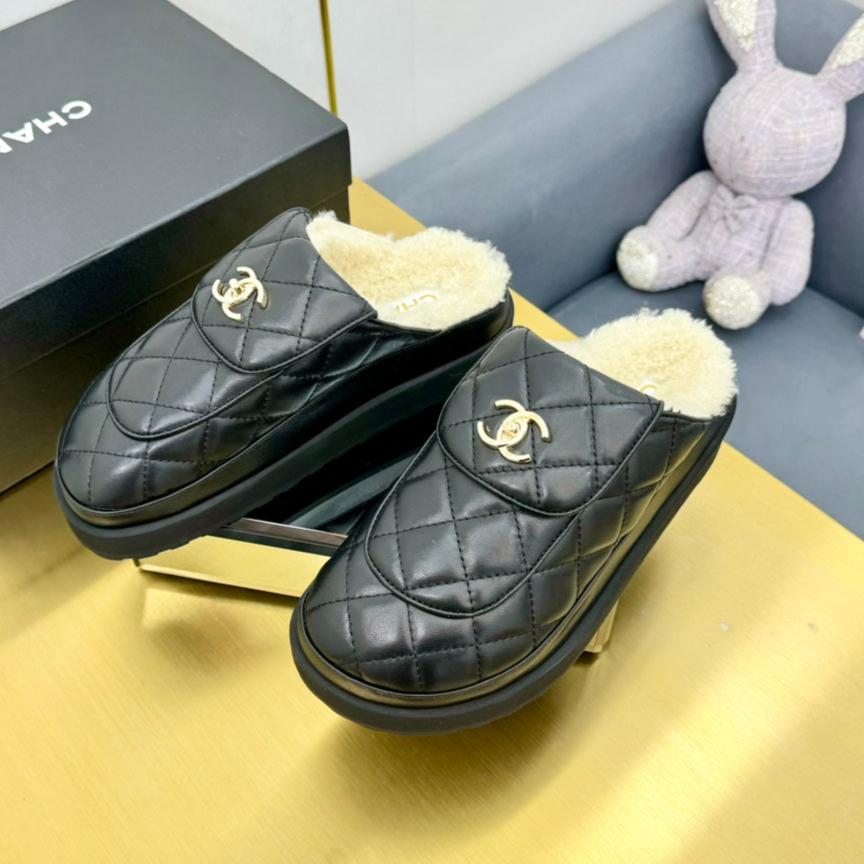 CHANEL THICK-SOLED SLIDE IN BLACK LAMBSKIN AND WOOL LINING