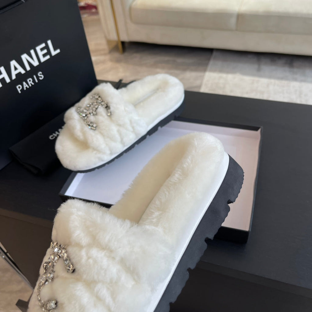 CHANEL SLIPPERS IN WHITE FUR