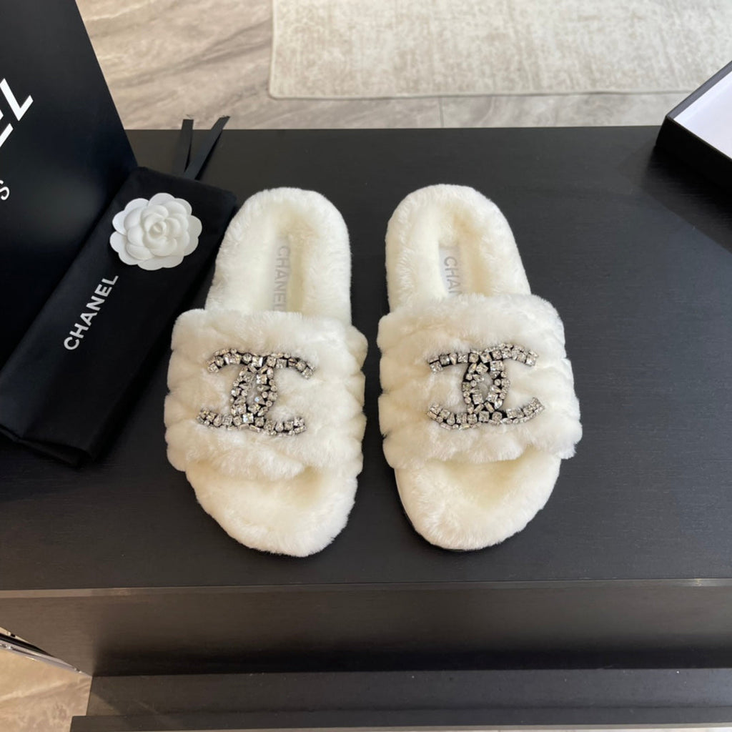 CHANEL SLIPPERS IN WHITE FUR
