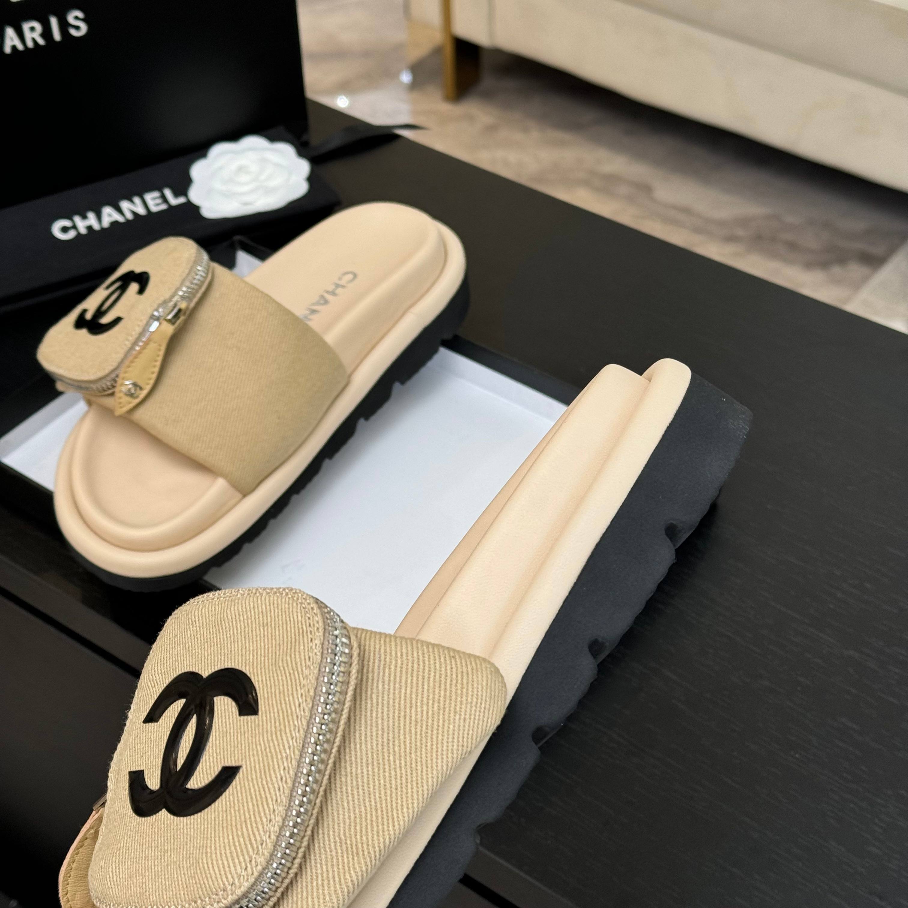 CHANEL SLIDE IN LIGHT YELLOW DENIM FABRIC 45 MM