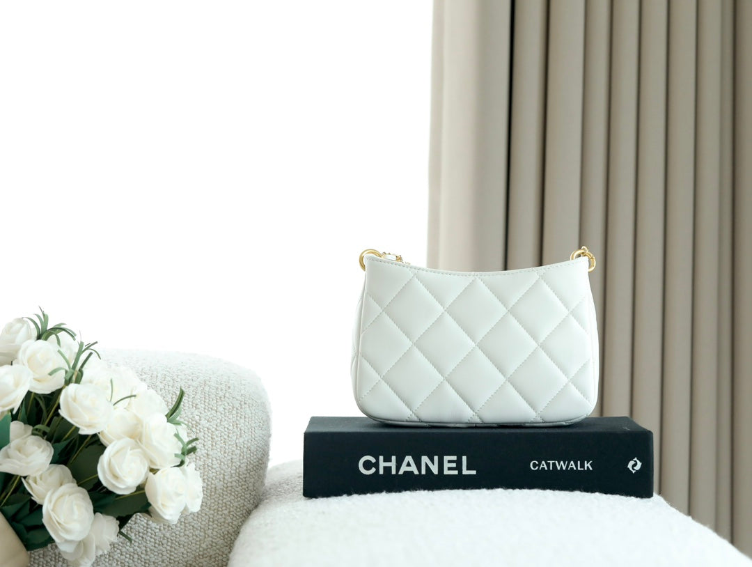 CHANEL 25S HOBO BAG 19.5 CM IN WHITE CALFSKIN WITH GOLD HARDWARE