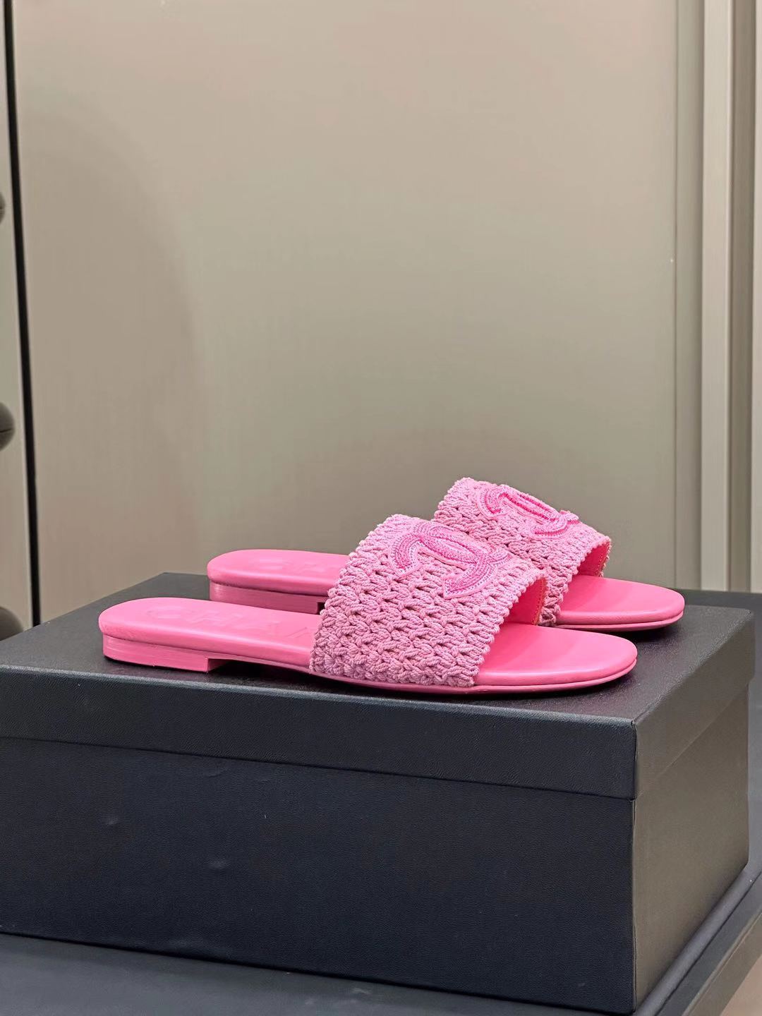 CHANEL WOVEN SLIPPERS LIGHT PINK COWHIDE SOLE