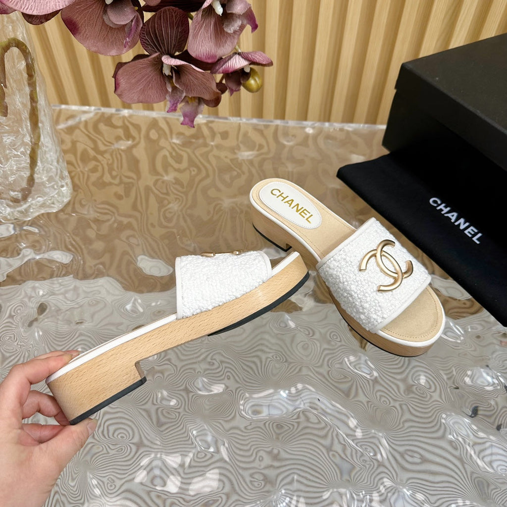 CHANEL PLATFORM SLIPPERS IN WHITE TWEED AND LAMBSKIN