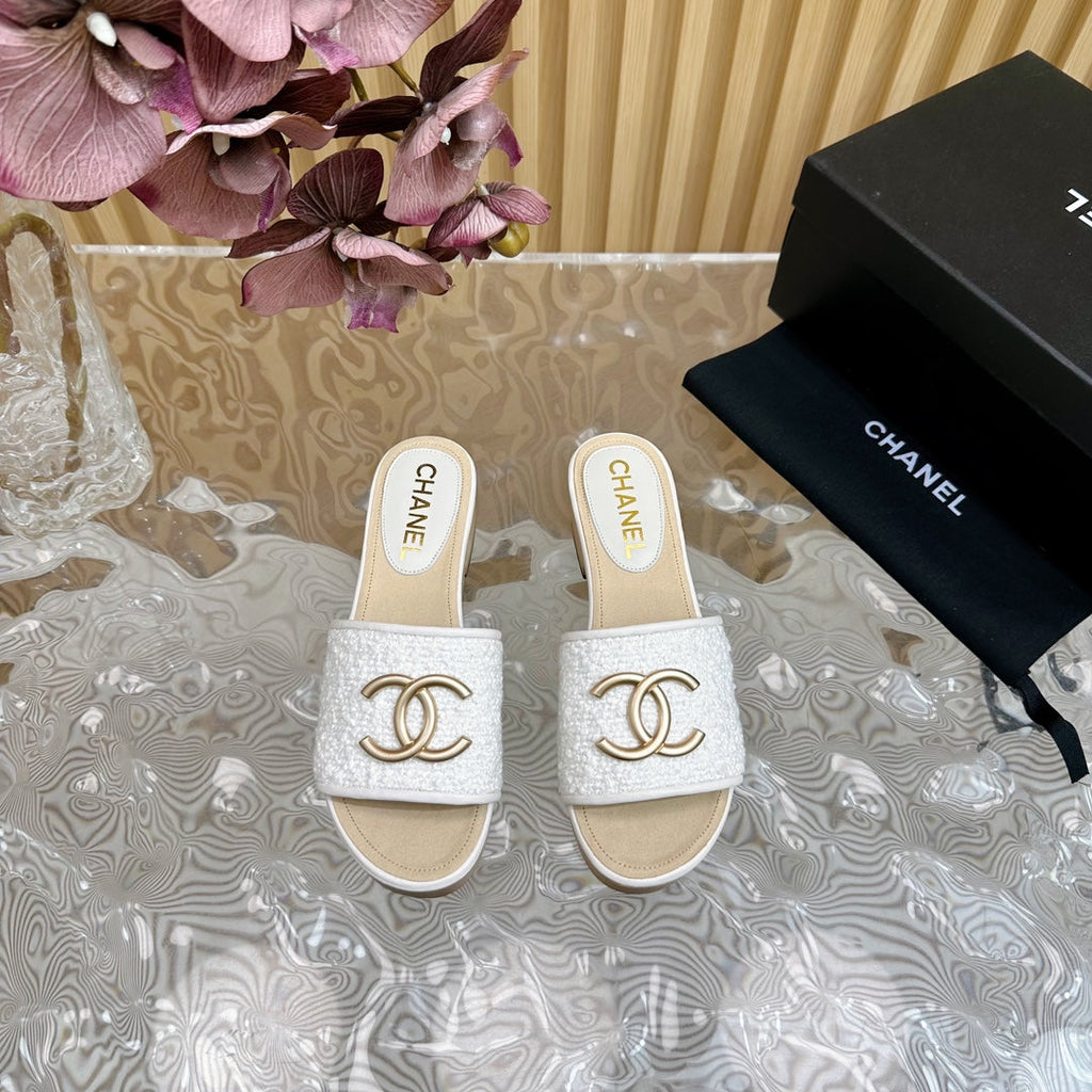 CHANEL PLATFORM SLIPPERS IN WHITE TWEED AND LAMBSKIN