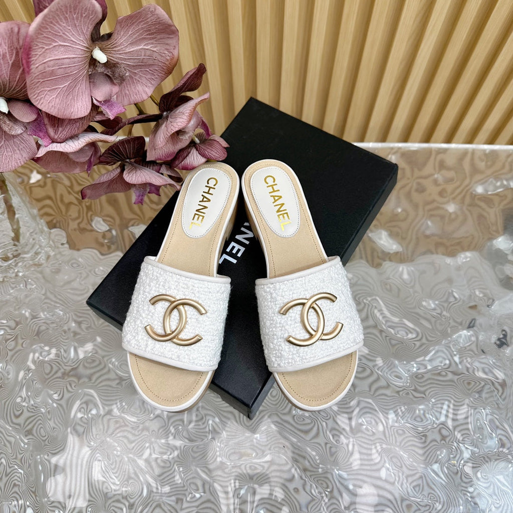 CHANEL PLATFORM SLIPPERS IN WHITE TWEED AND LAMBSKIN