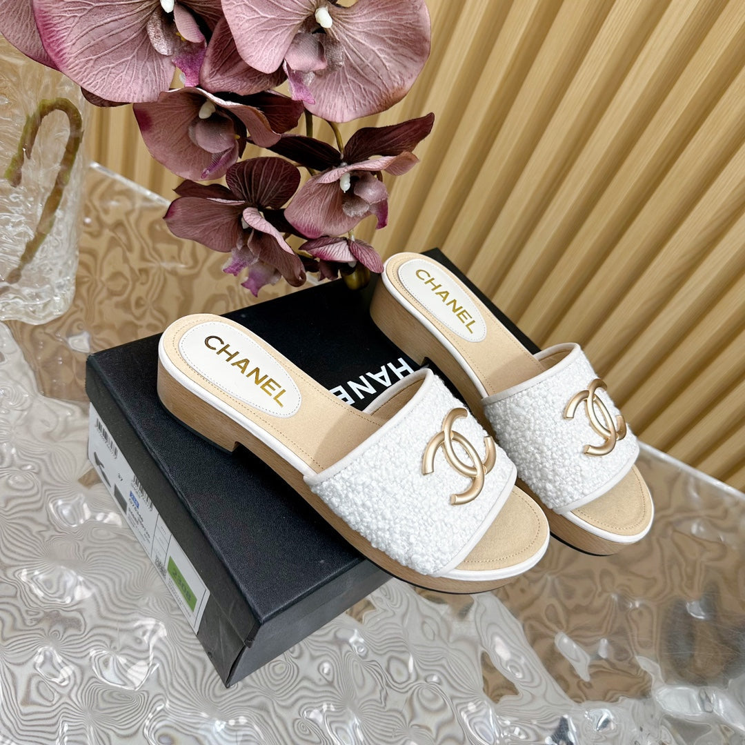 CHANEL PLATFORM SLIPPERS IN WHITE TWEED AND LAMBSKIN