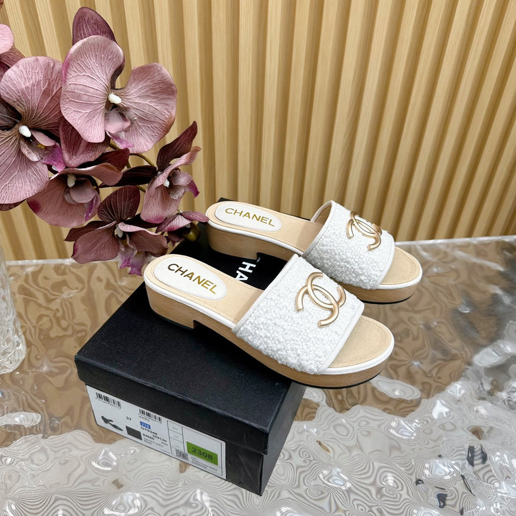 CHANEL PLATFORM SLIPPERS IN WHITE TWEED AND LAMBSKIN