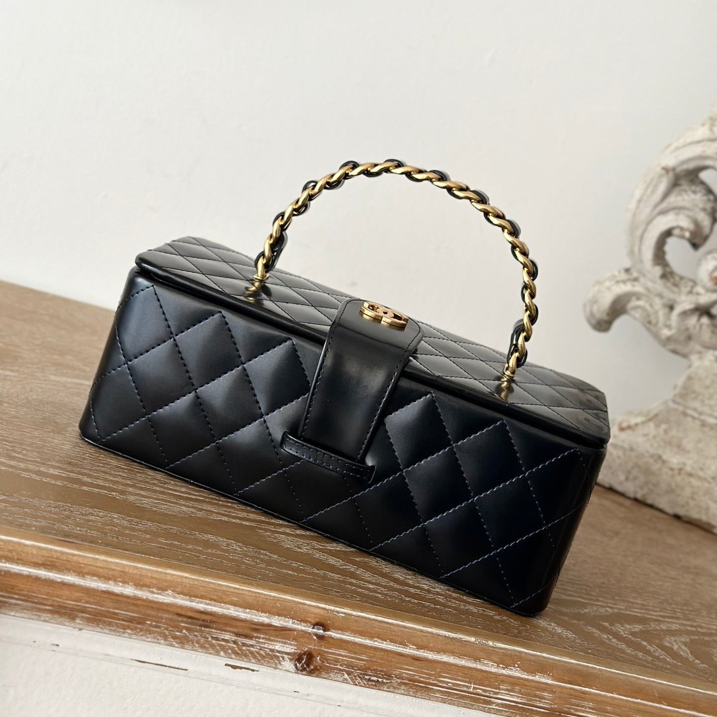 CHANEL VINTAGE COSMETIC BAG 22 IN BLACK SHINY CALFSKIN GOLD HARDWARE