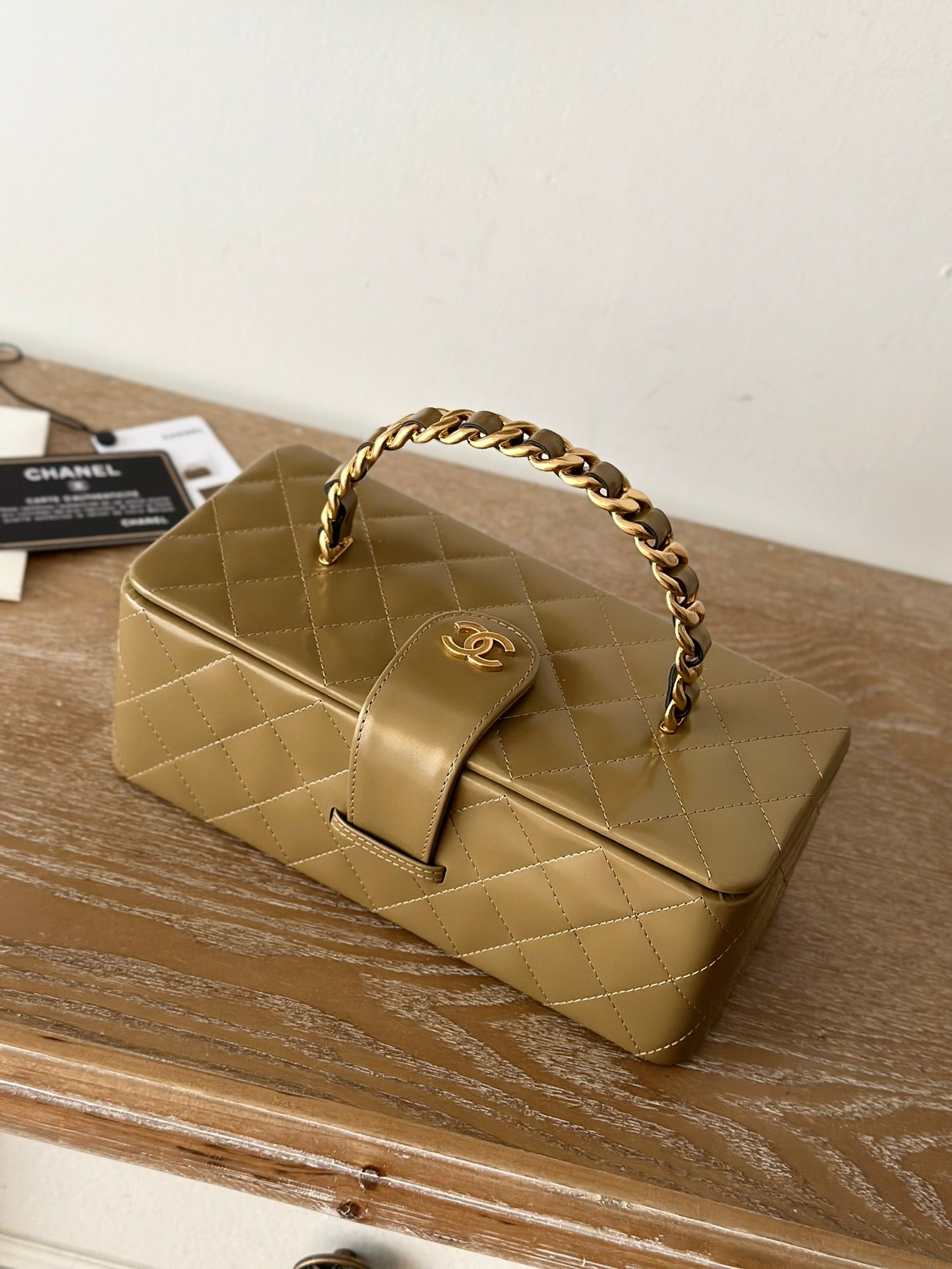 CHANEL VINTAGE COSMETIC BAG 22 IN CAPE PALLISER SHINY CALFSKIN GOLD HARDWARE