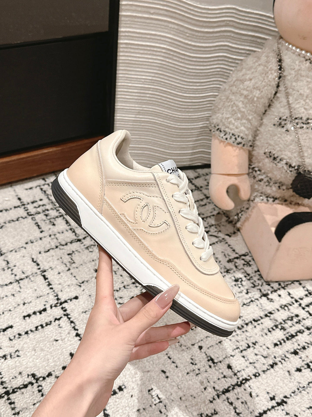 CHANEL SNEAKER IN BISQUE BEIGE HAND-POLISHED CALFSKIN 977827