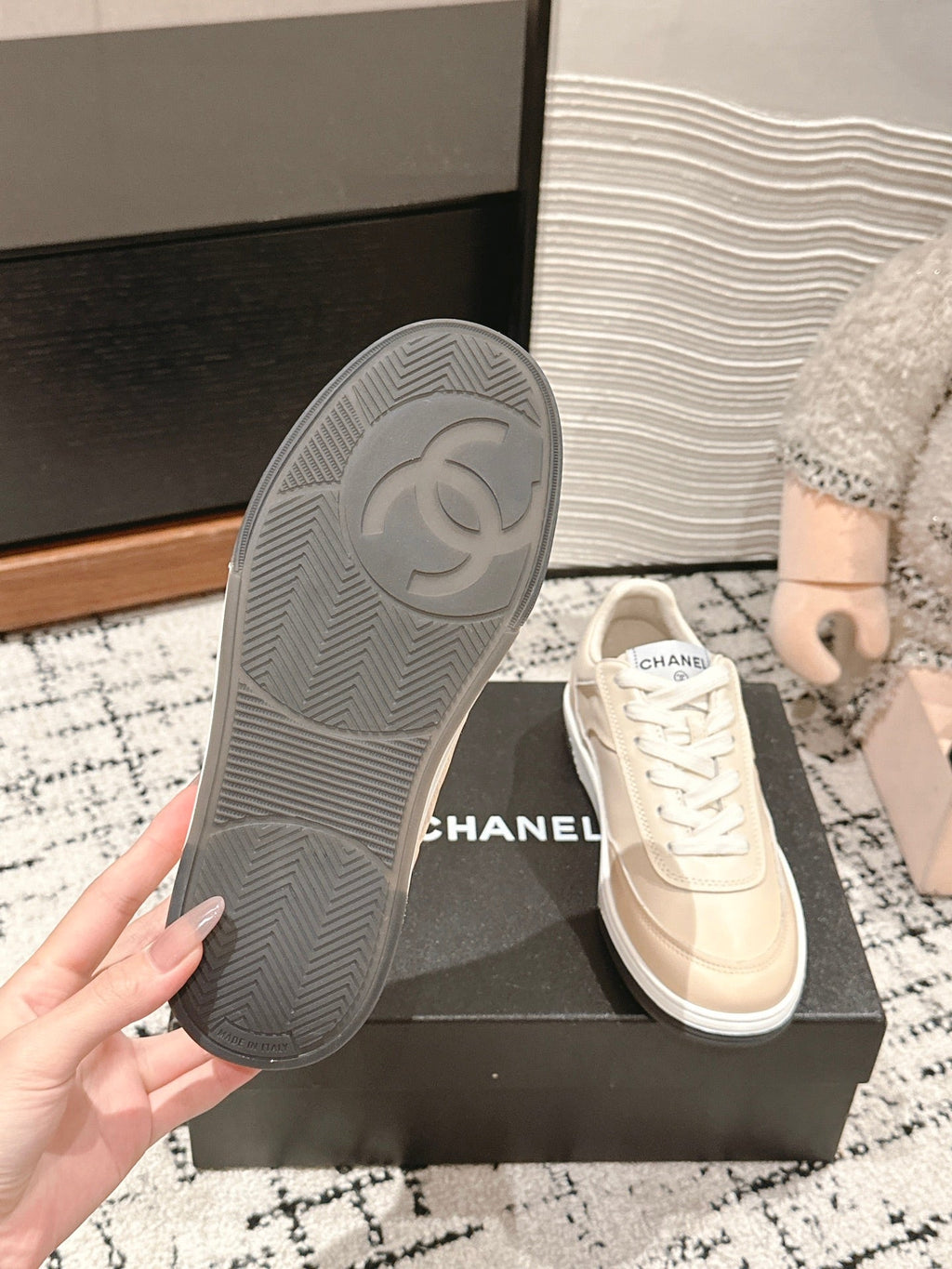 CHANEL SNEAKER IN BISQUE BEIGE HAND-POLISHED CALFSKIN 977827