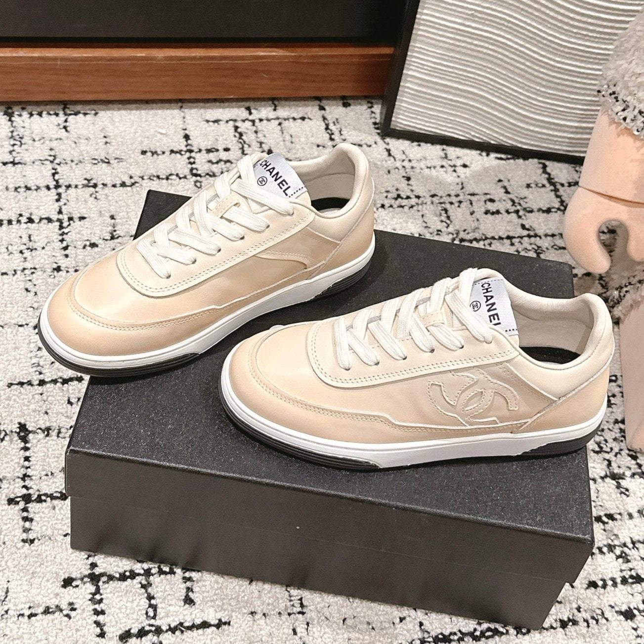 CHANEL SNEAKER IN BISQUE BEIGE HAND-POLISHED CALFSKIN 977827