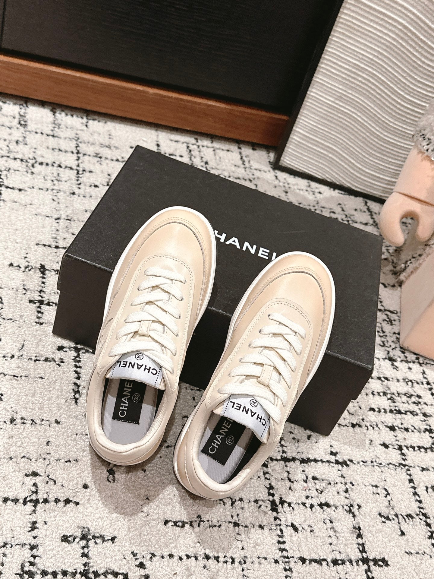 CHANEL SNEAKER IN BISQUE BEIGE HAND-POLISHED CALFSKIN 977827