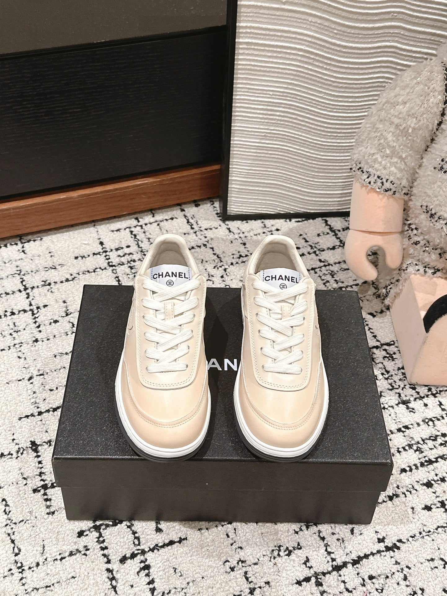 CHANEL SNEAKER IN BISQUE BEIGE HAND-POLISHED CALFSKIN 977827