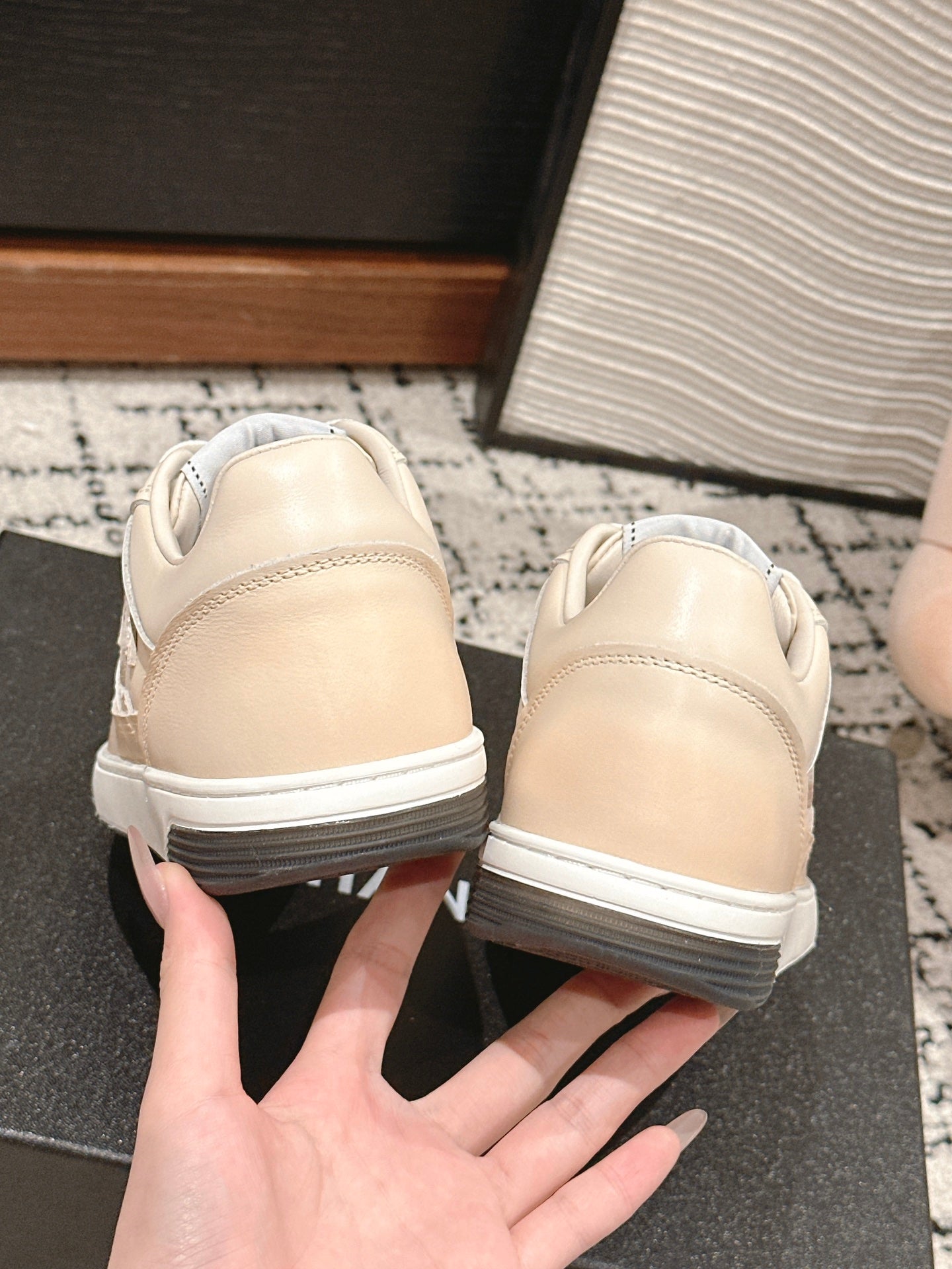 CHANEL SNEAKER IN BISQUE BEIGE HAND-POLISHED CALFSKIN 977827