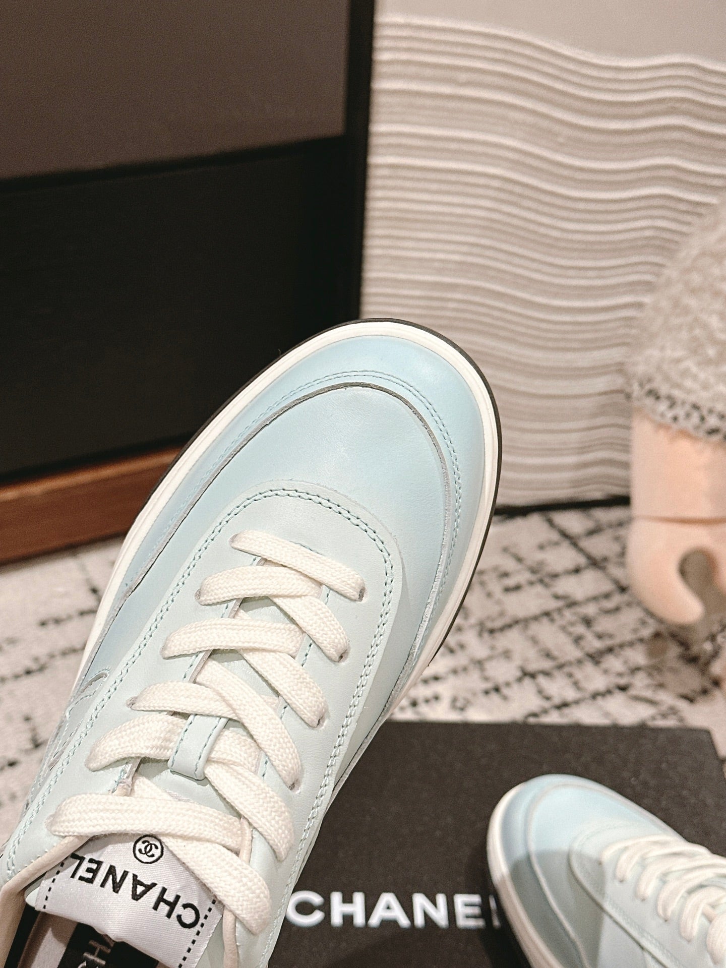 CHANEL SNEAKER IN BLUE PASTEL HAND-POLISHED CALFSKIN 977829