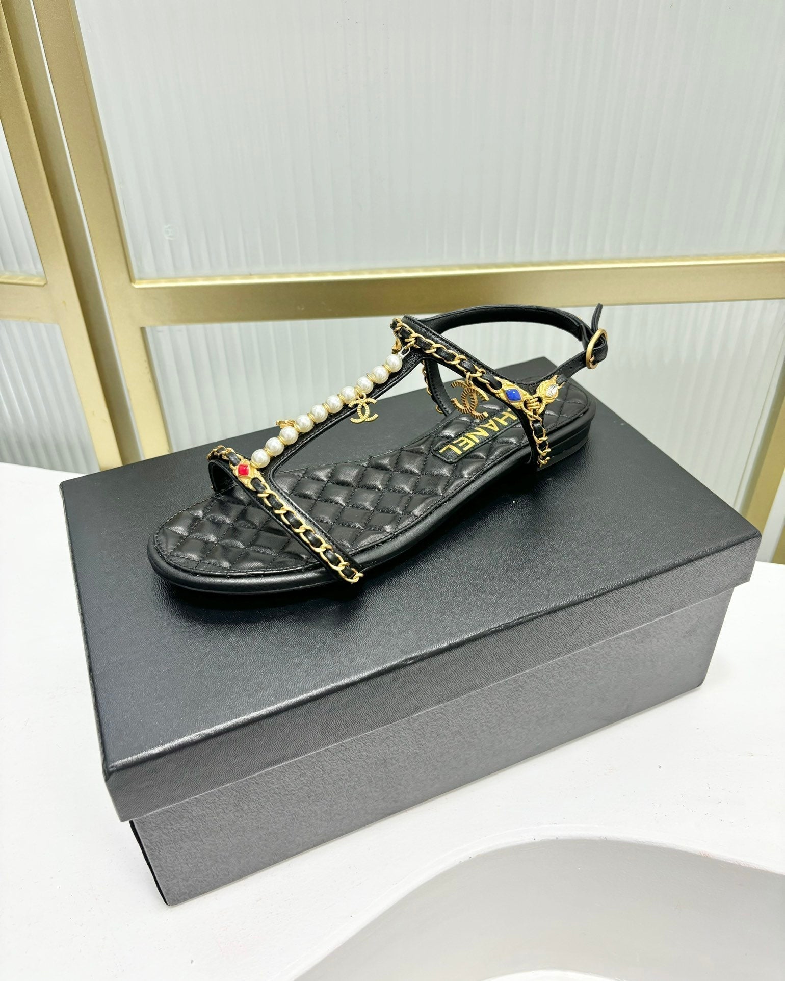 CHANEL SANDALS PEARL CHAIN IN BLACK COWHIDE