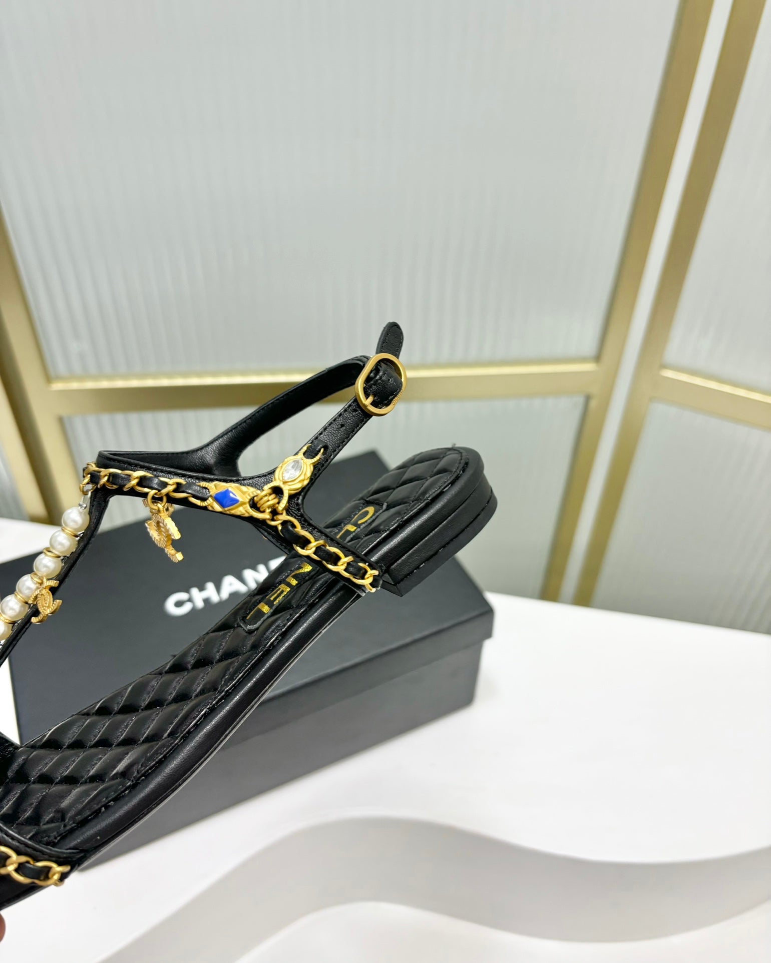 CHANEL SANDALS PEARL CHAIN IN BLACK COWHIDE