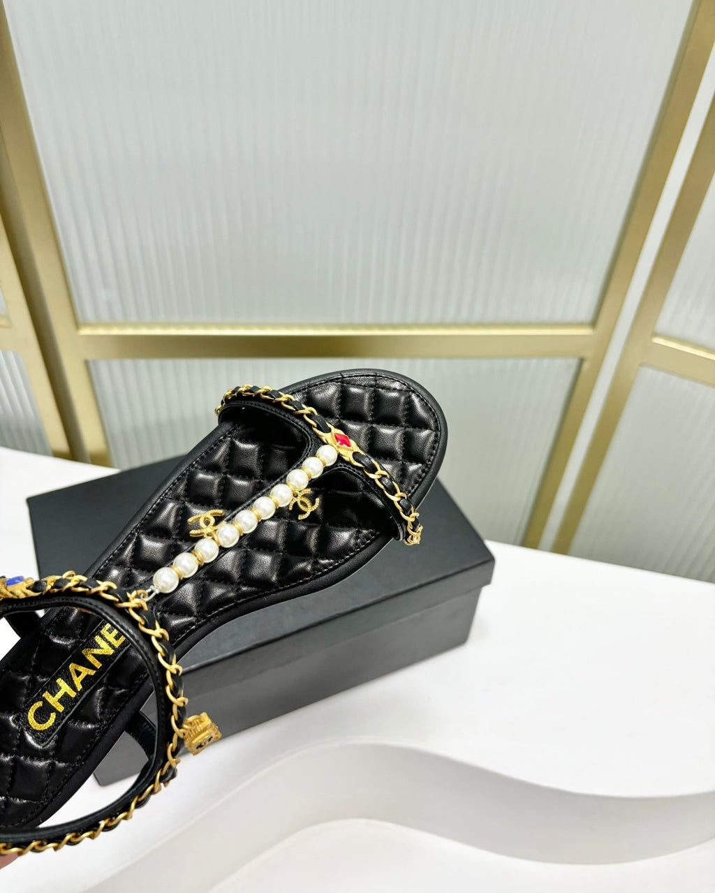 CHANEL SANDALS PEARL CHAIN IN BLACK COWHIDE