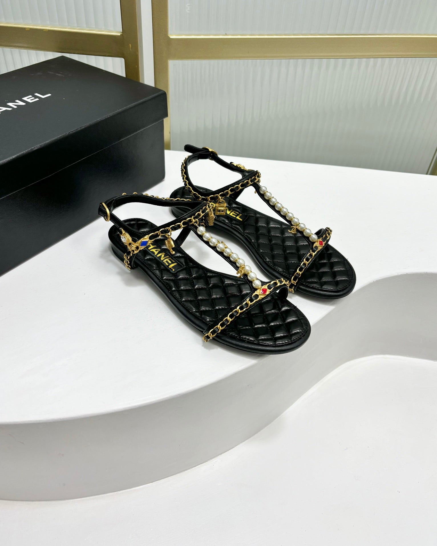 CHANEL SANDALS PEARL CHAIN IN BLACK COWHIDE