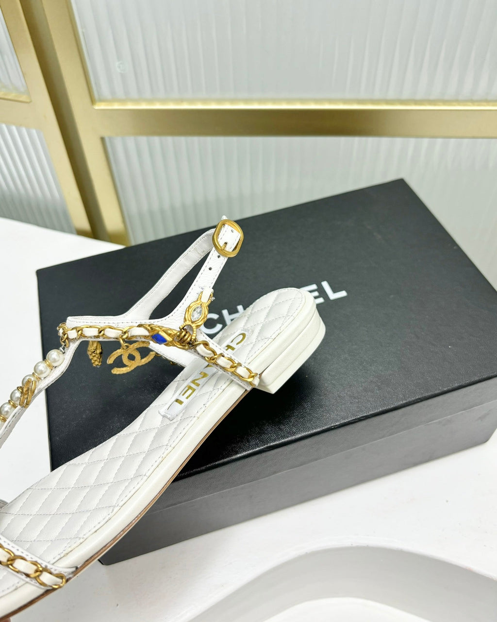 CHANEL SANDALS PEARL CHAIN IN WHITE COWHIDE