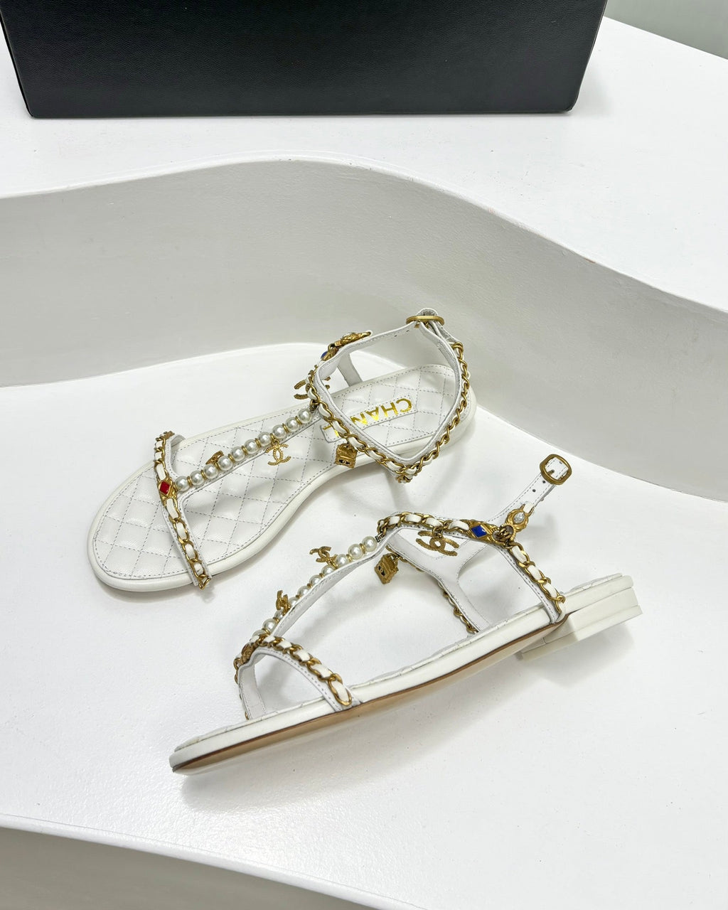 CHANEL SANDALS PEARL CHAIN IN WHITE COWHIDE