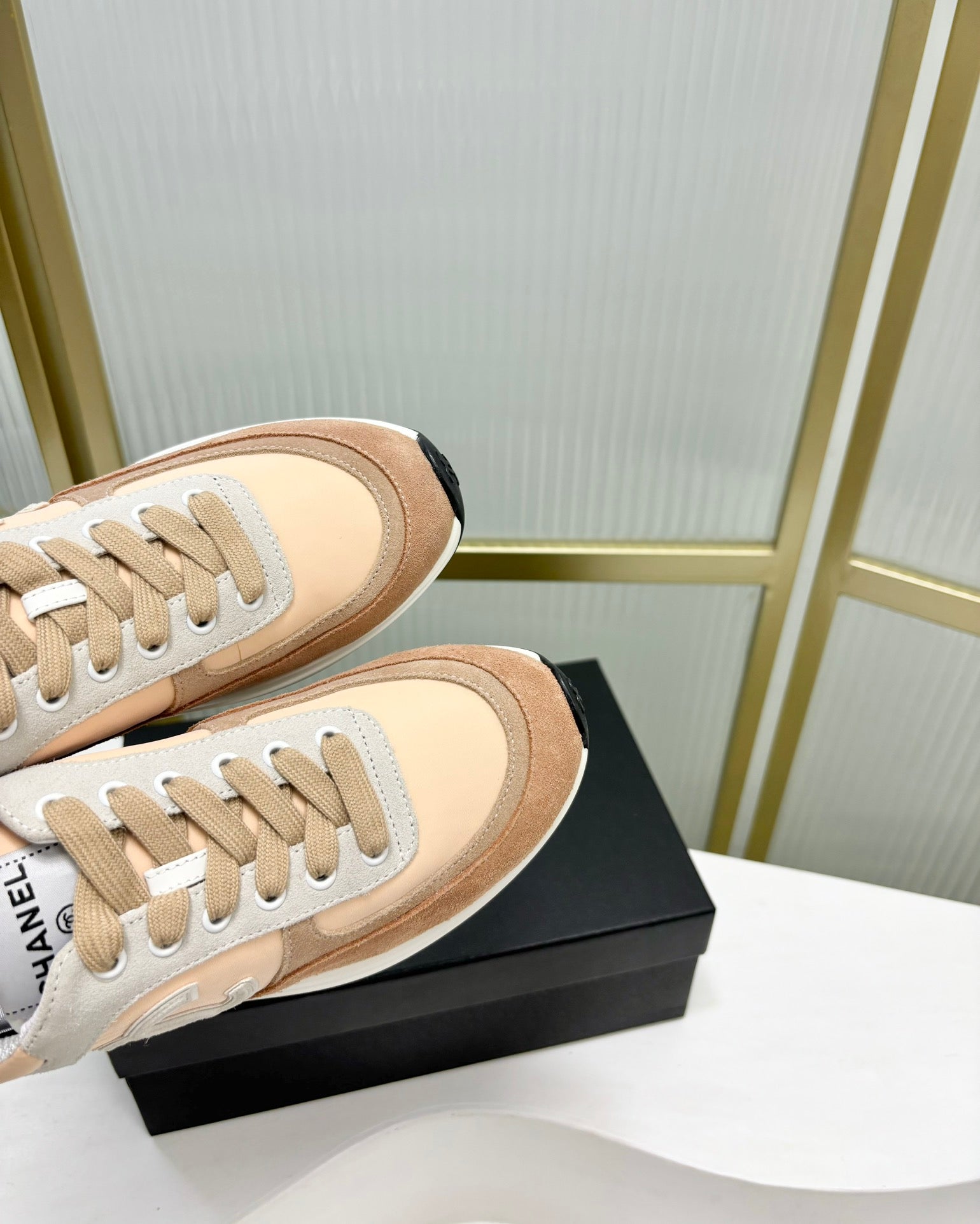 CHANEL SNEAKER IN CAMEL BROWN MIX BISQUE CREAM SUEDE