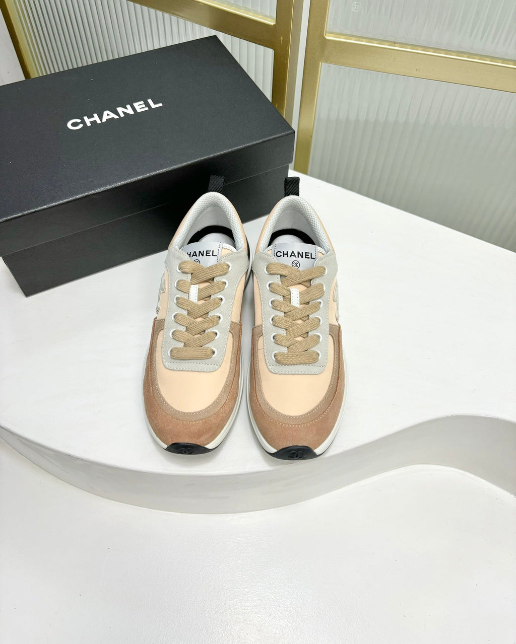CHANEL SNEAKER IN CAMEL BROWN MIX BISQUE CREAM SUEDE