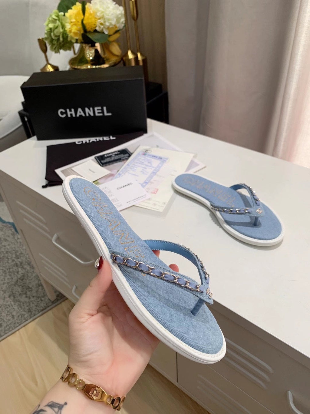 CHANEL THONG SLIPPERS IN LIGHT BLUE DENIM