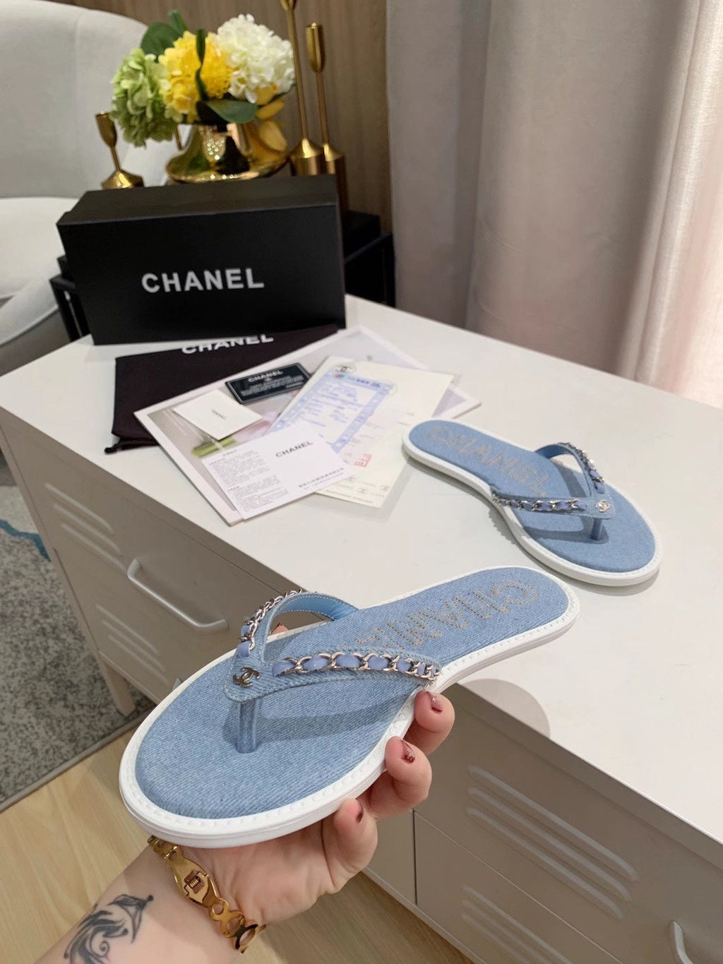 CHANEL THONG SLIPPERS IN LIGHT BLUE DENIM