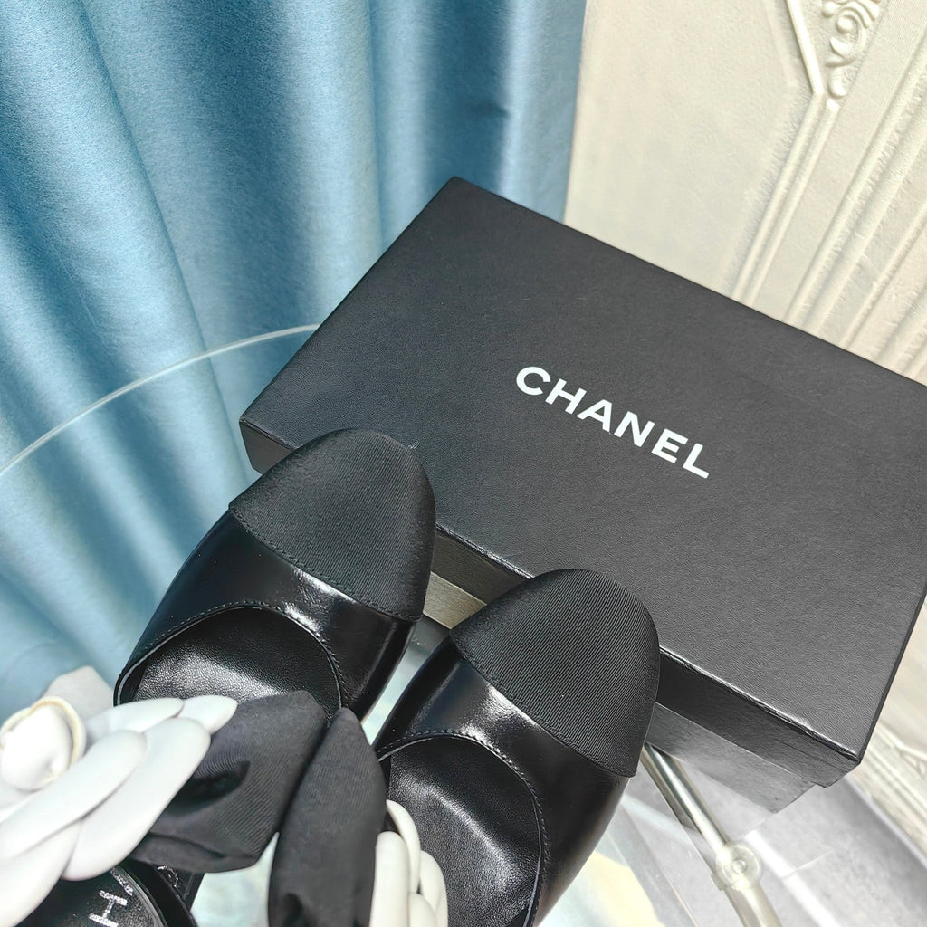 CHANEL HIGH HEELS IN BLACK SHEEPSKIN WITH WHITE FLOWER
