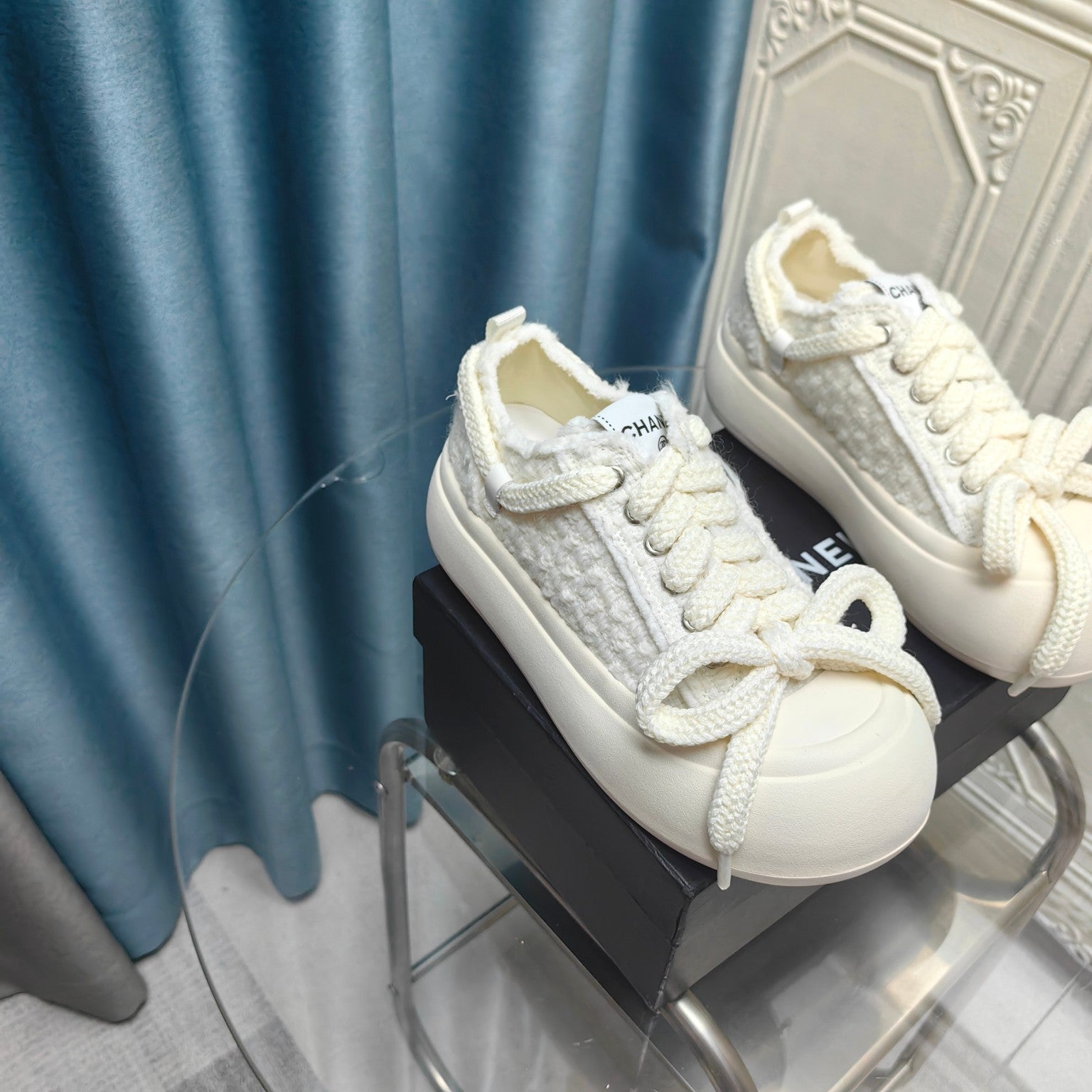 CHANEL THICK-SOLED SHOES IN WHITE WOVEN WOOL
