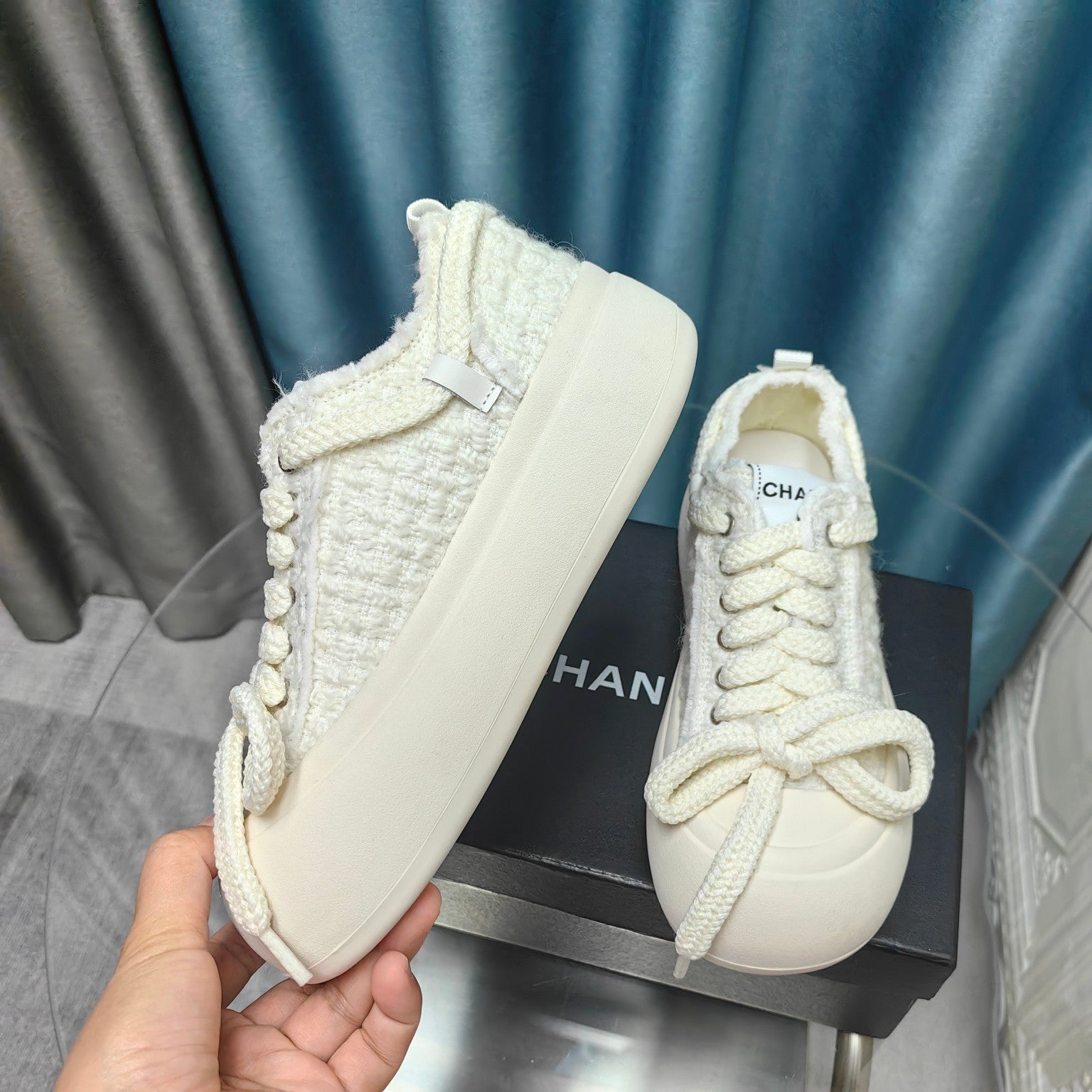 CHANEL THICK-SOLED SHOES IN WHITE WOVEN WOOL