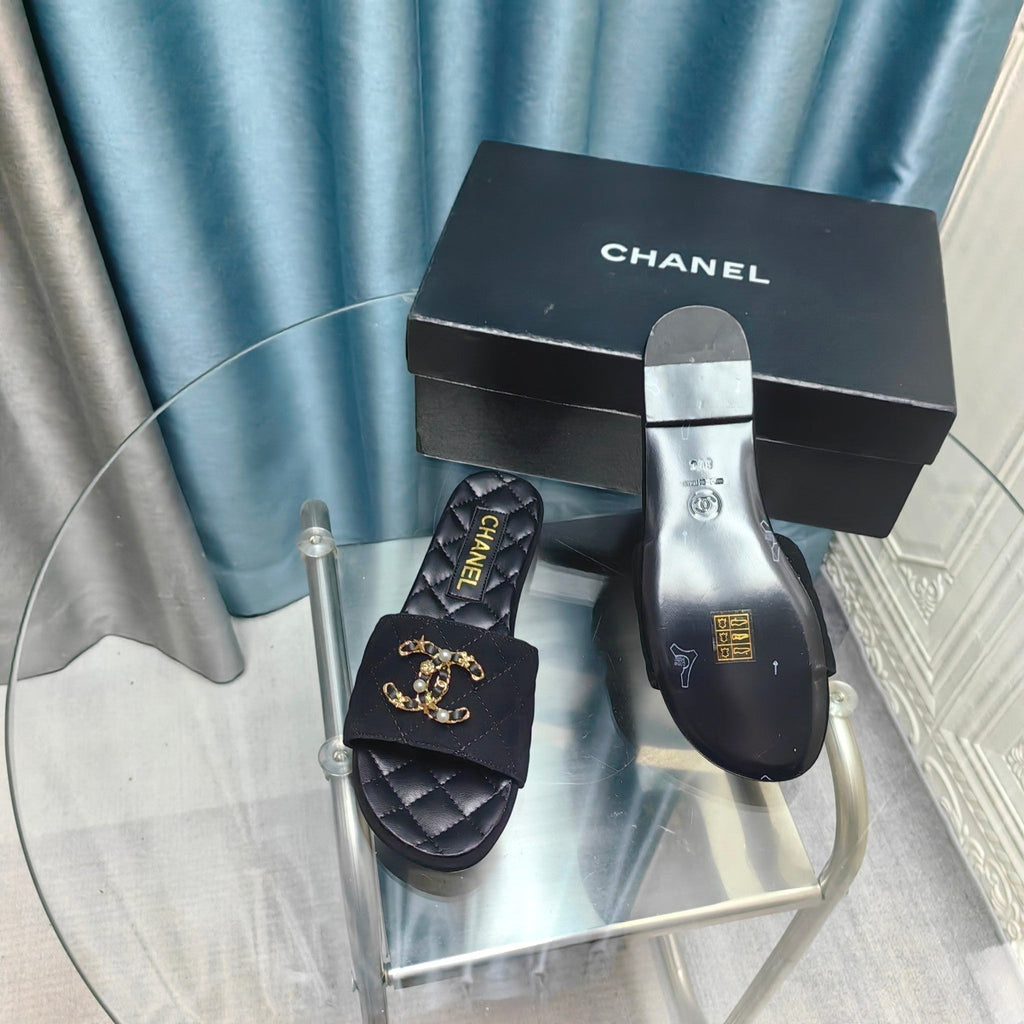 CHANEL QUILTED SLIPPERS BLACK SUEDE AND SHEEPSKIN