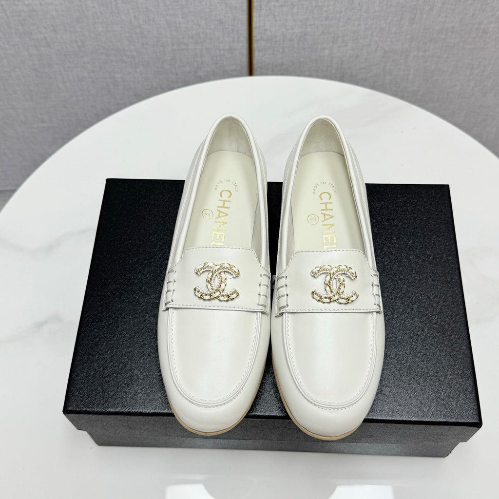 CHANEL LOAFER 25S IN WHITE LAMBSKIN WITH GOLD HARDWARE