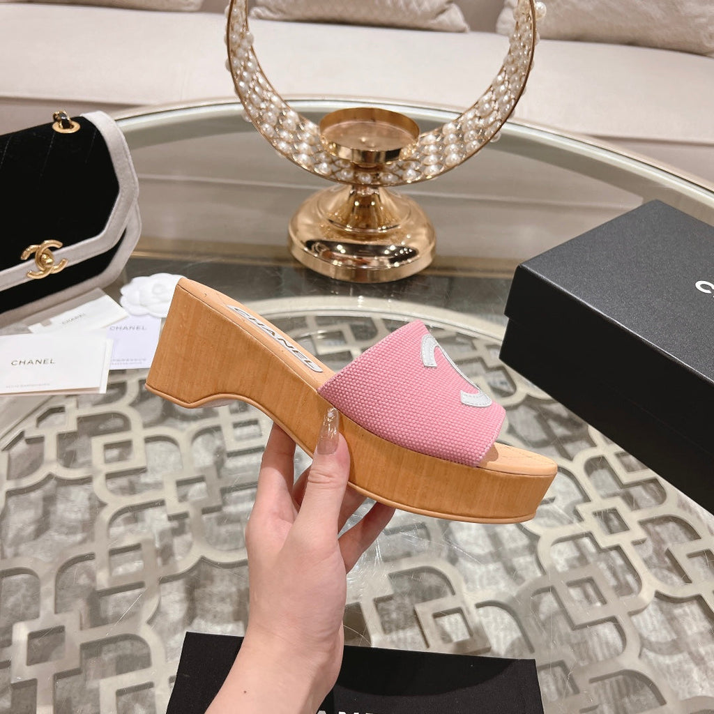 CHANEL WEDGE PLATFORM IN LIGHT PINK LAMBSKIN WITH WHITE LOGO