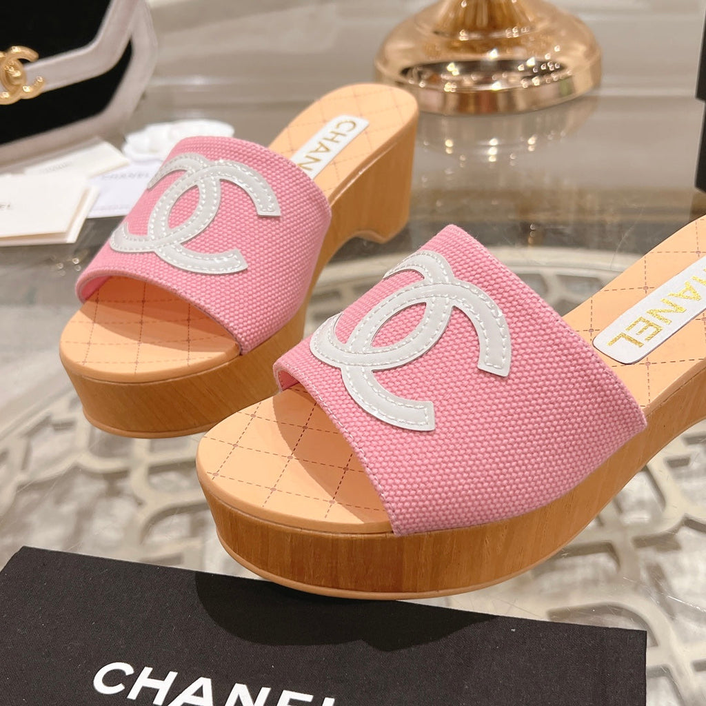 CHANEL WEDGE PLATFORM IN LIGHT PINK LAMBSKIN WITH WHITE LOGO