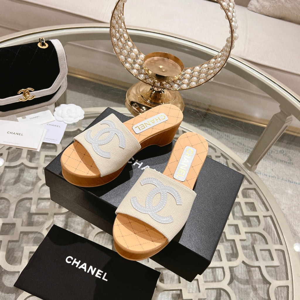 CHANEL WEDGE PLATFORM IN WHITE LAMBSKIN WITH LOGO