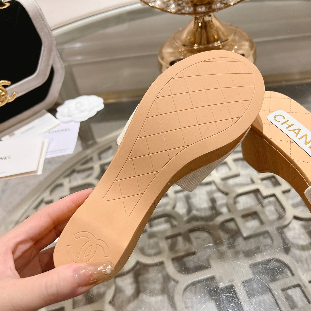 CHANEL WEDGE PLATFORM IN WHITE LAMBSKIN WITH LOGO