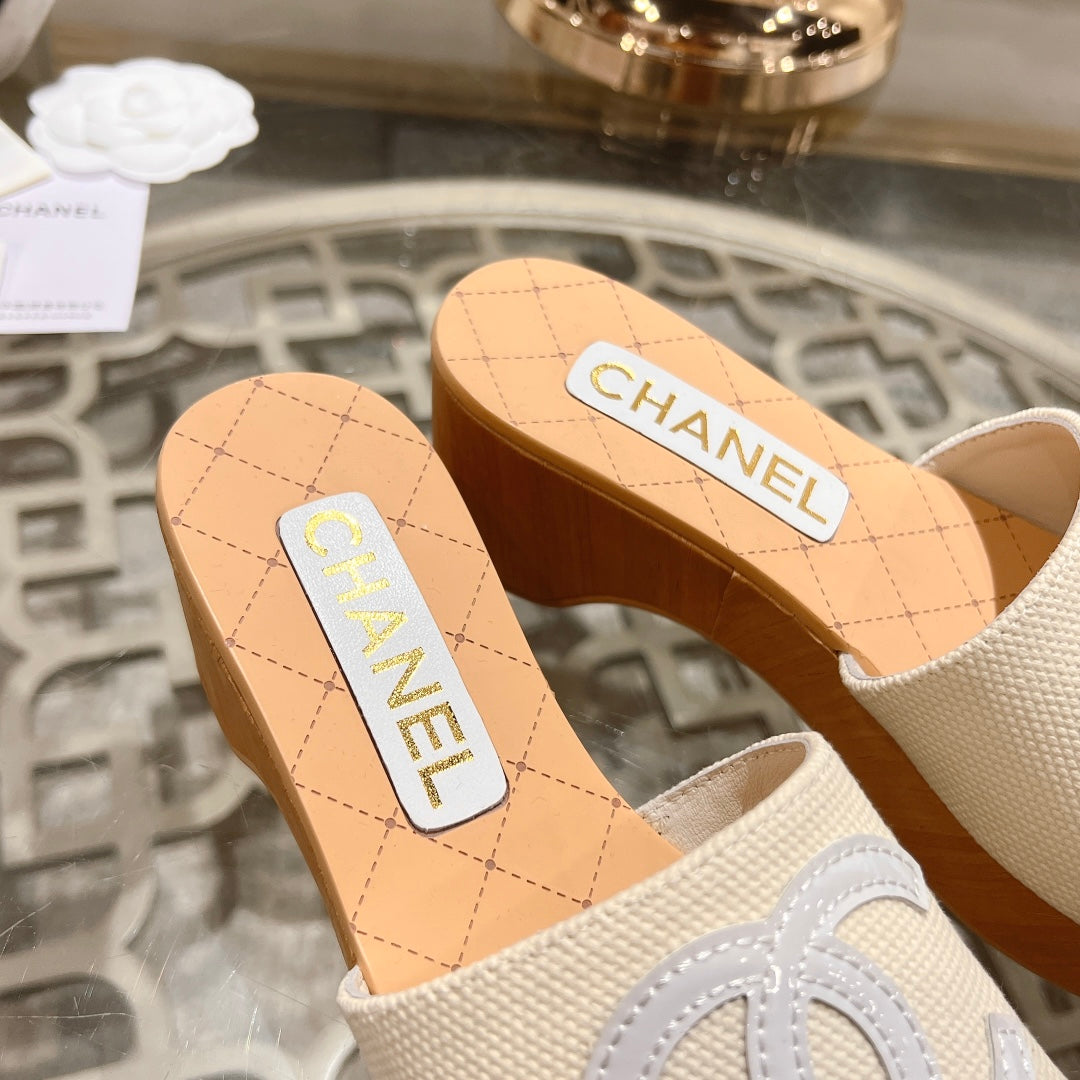 CHANEL WEDGE PLATFORM IN WHITE LAMBSKIN WITH LOGO