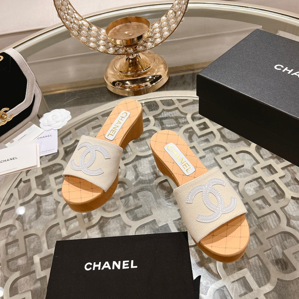 CHANEL WEDGE PLATFORM IN WHITE LAMBSKIN WITH LOGO