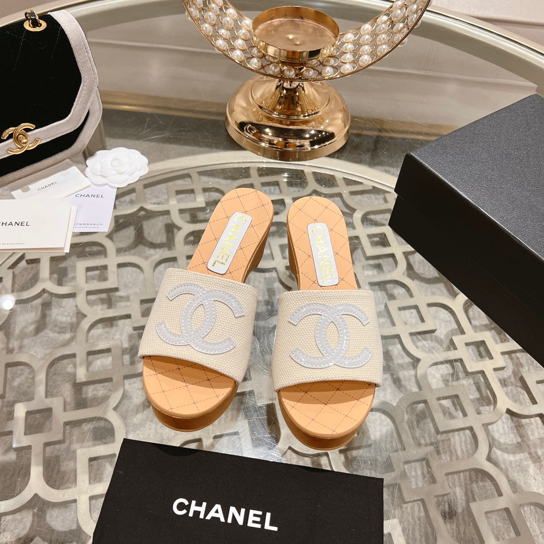 CHANEL WEDGE PLATFORM IN WHITE LAMBSKIN WITH LOGO