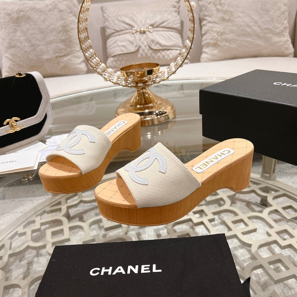 CHANEL WEDGE PLATFORM IN WHITE LAMBSKIN WITH LOGO
